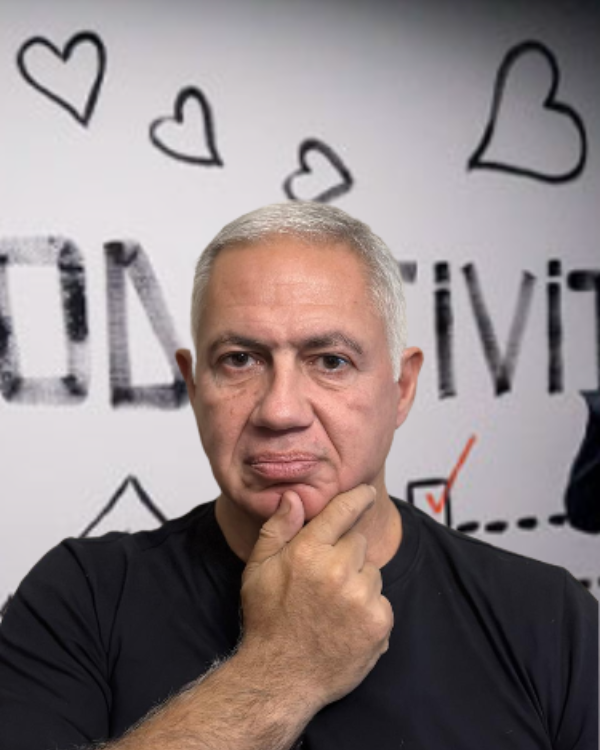 Imagen de Eduardo DAnna pensando en cómo solucionar un tema